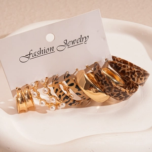 Set di 10 orecchini a cerchio dorati con stampa leopardata e finte perle