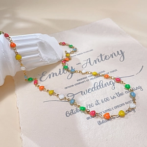 Collier cœur en émail arc-en-ciel avec chaîne dorée en acier inoxydable sur fond d'art