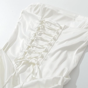 Robe moulante élégante en satin blanc avec un laçage classique de style corset au dos