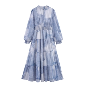 Robe longue en mousseline à imprimé patchwork bleu avec manches longues et taille smockée