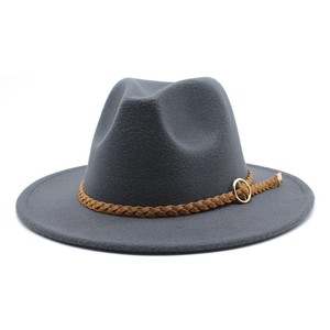 Dettaglio cappello fedora grigio scuro con cinturino in pelle intrecciata e fibbia oro