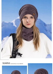 Ensemble bonnet en tricot et tour de cou violet avec détail en cuir