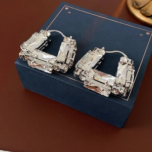 Boucles d'oreilles en U avec oxydes de zirconium rectangulaires et plaqué argent