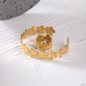 Set gioielli con bracciale rigido e anello aperto a fiori rigati in acciaio dorato 18k
