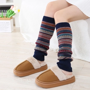 Jambières tricotées aux rayures colorées et pantoufles d'hiver en daim marron avec fourrure