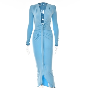Détail d'une robe longue bleue à col en V profond avec nœud à la taille et fente latérale