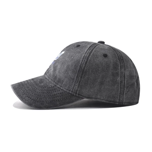 Détail de casquette en coton gris délavé avec motif bleu et coutures sur la visière