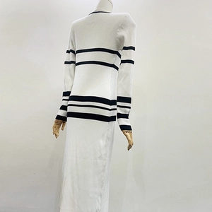Detailaufnahme des schwarz-weiß gestreiften Strickmusters und der Rippenstruktur am Kleid