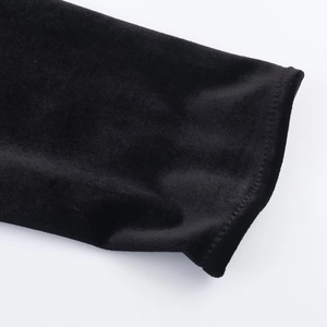 Abito corto slim fit in velluto nero da donna con collo alto e dettaglio cintura elegante