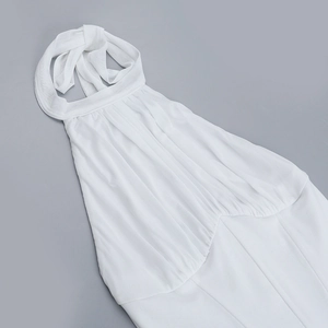 Détail d'une robe dos nu blanche avec design plissé sur la poitrine et tissu léger