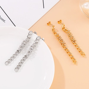 Orecchini lunghi geometrici a catena con scritta LUCK in finitura oro e argento
