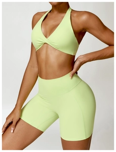 Détail du short de yoga taille haute et brassière dos nu vert fluo en tissu élastique