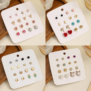 Ensemble de 8 paires de boucles d'oreilles minimalistes avec étoiles coeurs et fleurs variées