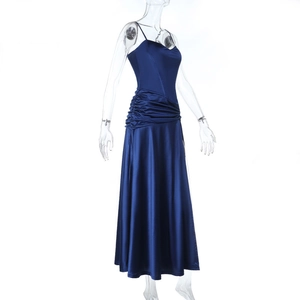 Détail d'une robe de soirée élégante en satin bleu marine avec taille plissée et fente