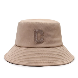 Chapeau bob en toile beige avec broderie C et bords surpiqués pour femmes