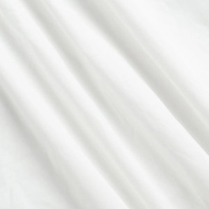 Détail du tissu en satin blanc lisse montrant des plis doux et une texture brillante