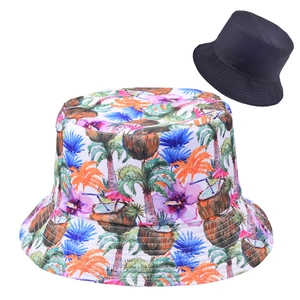 Detalle de set de sombreros de pescador reversibles con estampado tropical y opción negra