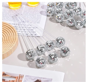 Nahaufnahme eines 3cm Silber Disco Kugel Cocktail Rührstabs mit transparentem Stab