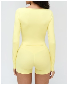 Détail du haut et short de yoga jaune clair avec couture dorsale et effet push-up