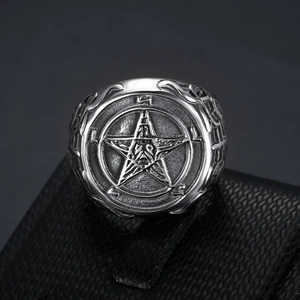 Détail macro d'une bague vintage en acier inoxydable avec motif étoile pentagramme