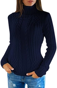 Vue détaillée du pull bleu foncé à col roulé avec une texture en maille torsadée