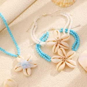 Set gioielli boho con perline blu e ciondoli a fiore in conchiglia naturale