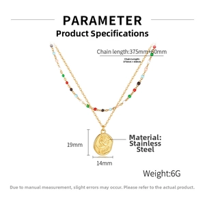 Détail du collier double rang en acier inoxydable avec pendentif rose et perles colorées