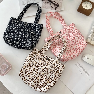 Nahaufnahme von Canvas-Tragetaschen mit Herz-Leopard-Print und Druckknopf in drei Farben