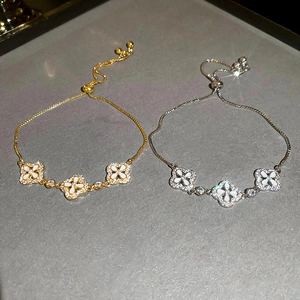 Details eines Kleeblatt-Armbands mit weißer Emaille und Zirkonia-Inlay, verstellbar