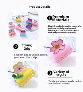 Dettaglio di mini mollette per capelli in acrilico glitterato a forma di fiori e gatti