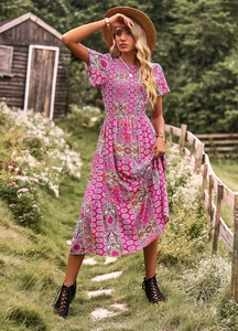 Robe midi fleurie rose avec un corsage froncé et des manches bouffantes en plein air
