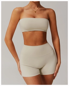 Gros plan sur l'ensemble short de yoga taille haute crème et haut bandeau en tissu mat