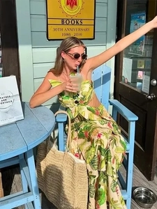Détail d'un ensemble deux pièces à imprimé tropical avec haut à cordon et jupe longue maxi