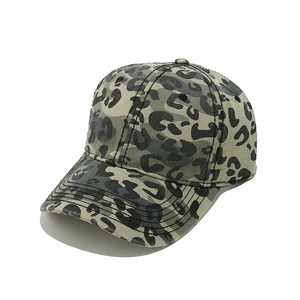 Vue détaillée d'une casquette de baseball léopard délavée avec bordure surpiquée