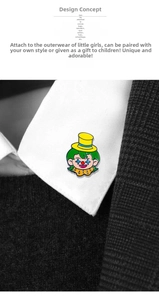 Detailansicht der Cartoon-Clown-Emaille-Anstecknadel an weißem Hemdkragen und schwarzem Mantel