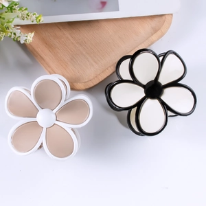 Blumen-Haarklammern aus Kunststoff mit fünf Blütenblättern in Beige und Weiß-Kontrast