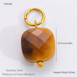 Makroaufnahme von 9,27 mm Bernstein-Anhänger aus 18k vergoldetem Edelstahl