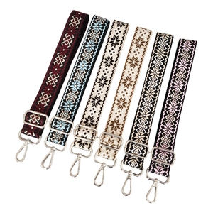 Dettaglio di sei tracolle etniche in jacquard con ganci girevoli in metallo argentato