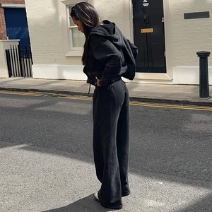 Vue détaillée du jogging noir à taille haute avec une texture confortable en jersey de coton