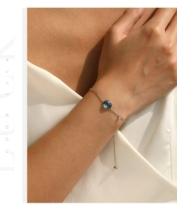 Bracelet en argent avec pierre précieuse bleu foncé et perle coulissante ajustable