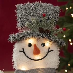 Leuchtende weiße Plüsch-Schneemann-Weihnachtsdekoration mit grauem Hut und festlichen Akzenten