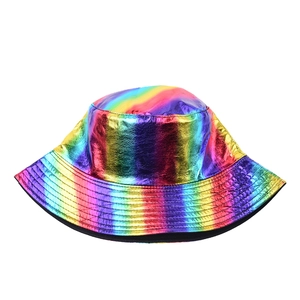 Détail du tissu métallique dégradé arc-en-ciel et coutures renforcées sur le chapeau bob
