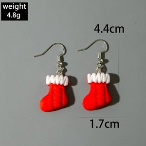 Détail de boucles d'oreilles chaussettes de Noël en résine avec texture et crochets