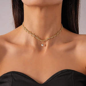 Collier ras du cou élégant en zircon doré avec motif dentelle et pendentif en cristal