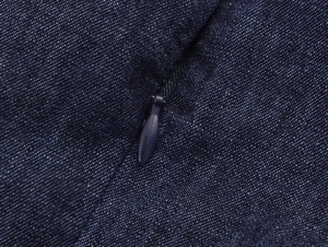 Vue détaillée de la fermeture éclair invisible sur le tissu bleu foncé de la robe midi