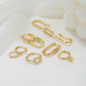 Geometric gold-plated ear cuff set with micro-p鑲 cubic zirconia and paperclip charms
