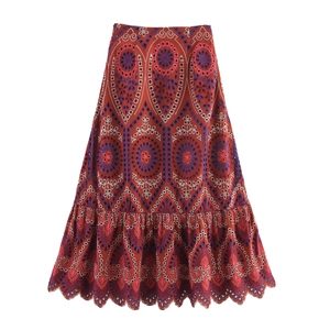 Dettaglio del ricamo traforato boho e dell'orlo a smerlo su gonna a vita alta rosso ruggine