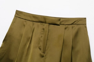 Detailansicht der olivgrünen Satinhose mit präzisen Nähten und Bügelfalten am Bund