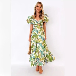 Sommerliches Urlaubs-Maxikleid mit Blumenprint, Puffärmeln und Taillenausschnitt