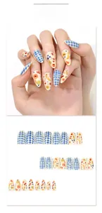 Detailansicht blau karierter Mandel-Nägel mit handgemalten tropischen Fruchtmotiven